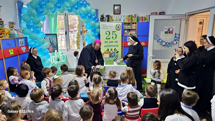 PS Claudiu în mijlocul copiilor de la Grădinița Confesională „Sfânta Ana”