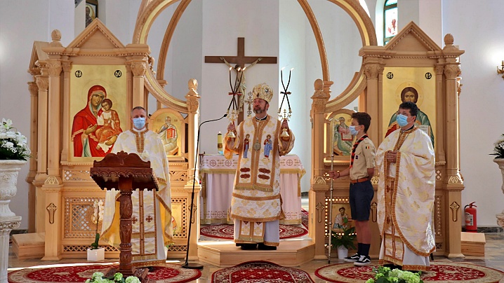 FOTO/VIDEO: Vizita Preasfinției Sale Claudiu în parohia „Sfântul Iosif” – în primul sediu episcopal, Gherla