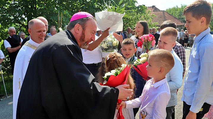 FOTO/VIDEO: Vizită pastorală a PS Claudiu în Parohia Jichișu de Sus