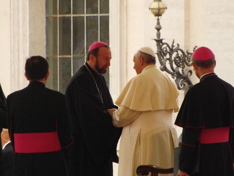 FOTO: PS Petru Gherghel și PS Claudiu Pop în audiență la Papa Francisc