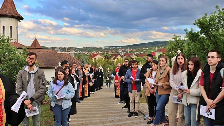 Calea Crucii cu tinerii, pentru tineri, împreună cu Episcopul de Cluj-Gherla