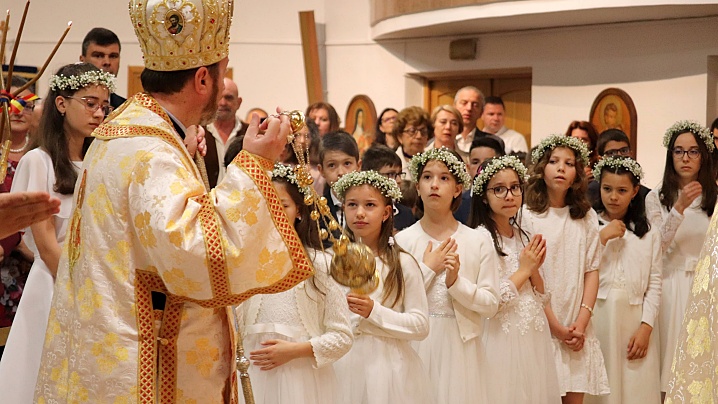 FOTO/VIDEO: Liturghie Arhierească și Prima Împărtășanie Solemnă în Capela ”Sfântul Iosif” din Cluj-Napoca