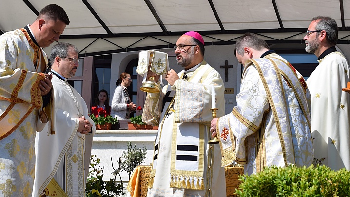 Sf. Liturghie celebrată de PS Mihai la mănăstirea CMD din Cluj