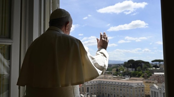 Papa Francisc reia rugăciunea ”Regina Coeli” cu credincioșii în Piața Sfântul Petru