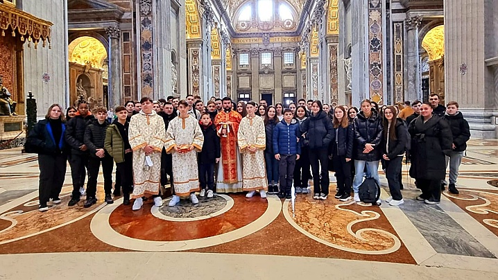 Video: Tinerii greco-catolici români de la Paris salutați de Papa Francisc