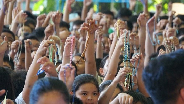 Ajutor Bisericii care Suferă: Şi anul acesta "Un milion de copii se roagă Rozariul"
