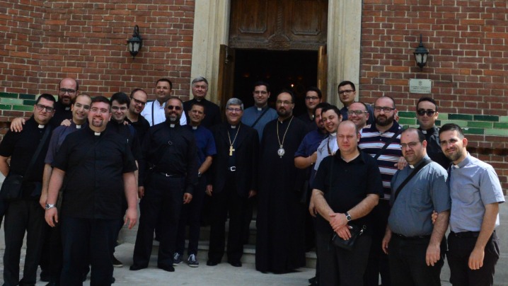 Episcopul de Oria, Italia, și un grup de preoți diecezani la catedrala „Sfântul Vasile cel Mare”