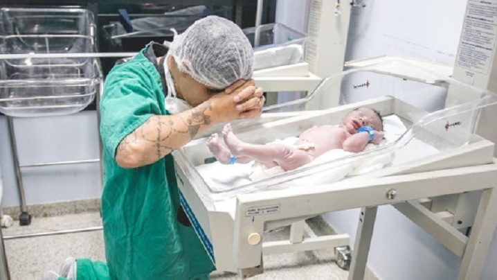 Imaginea unui tată care se roagă pentru nou-născutul său a devenit virală