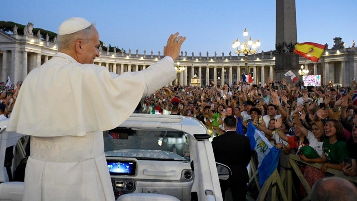 Papa, tinerilor: Fiți mereu semne de speranță! Să strigăm cu toții: Vrem pace în lume!