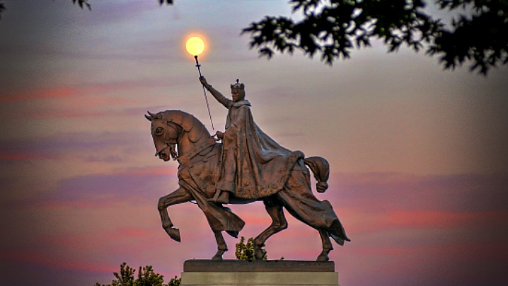 Cu rozariul în mână apără statuia Sfântului Ludovic