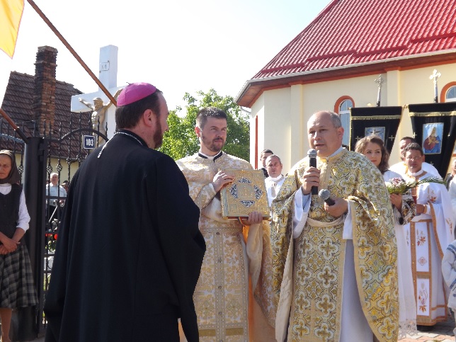 FOTO: Sfințirea noii biserici din Sântu, județul Mureș