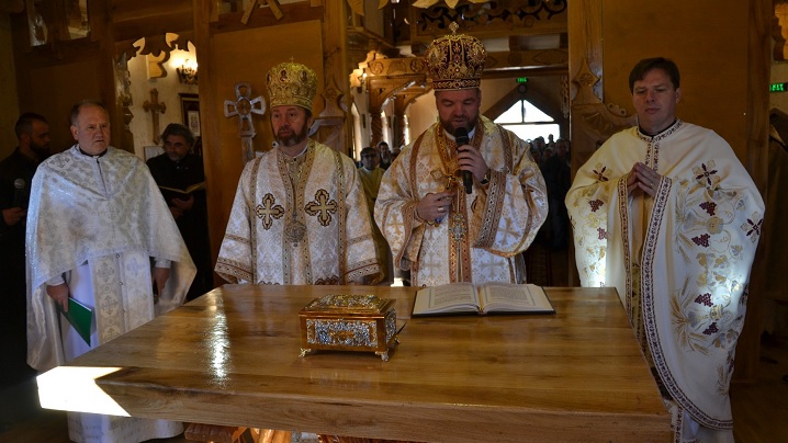 FOTO: Doi ierarhi greco-catolici la sfințirea noii biserici din Săpânța 