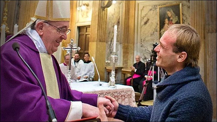 Papa Francisc alege un nou secretar: este părintele Gonzalo, preot printre copiii străzii