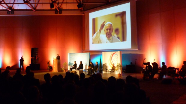 Papa Francisc îi încurajează pe viitori slujitori ai altarului din Franţa