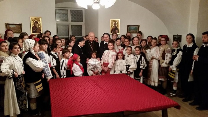 FOTO: Un cor de îngerași în vizită la Cardinalul Lucian