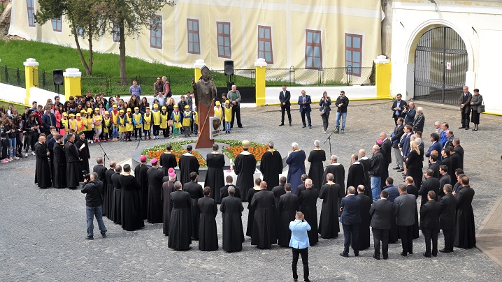 Foto: Sfințirea statuii Sfântului Papă Ioan Paul al II-lea la Blaj