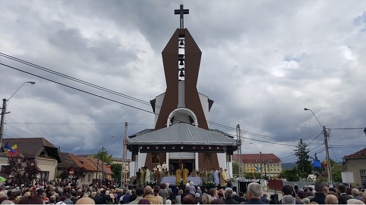 FOTO: Sfințirea bisericii cu hramul „Înălțarea Sfintei Cruci” din Aiud