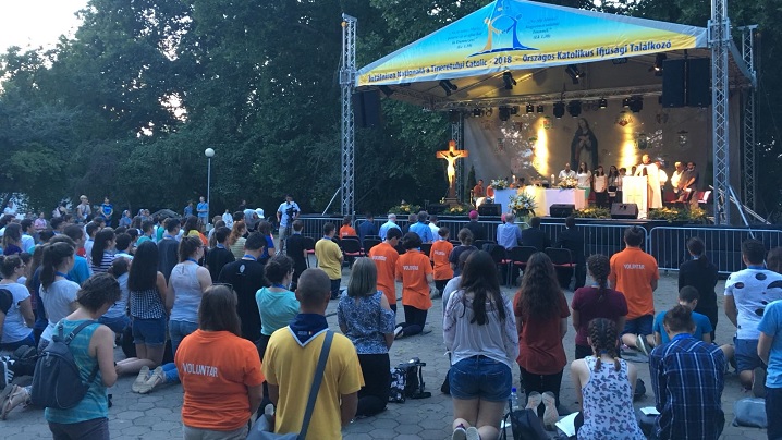 FOTO INTC: Tineri, episcopi și preoți în fața Sfântului Sacrament