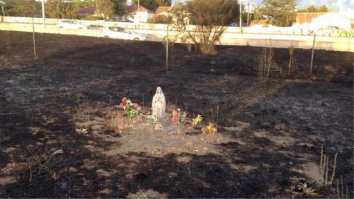 Statuia Fecioarei Maria neatinsă de flăcări