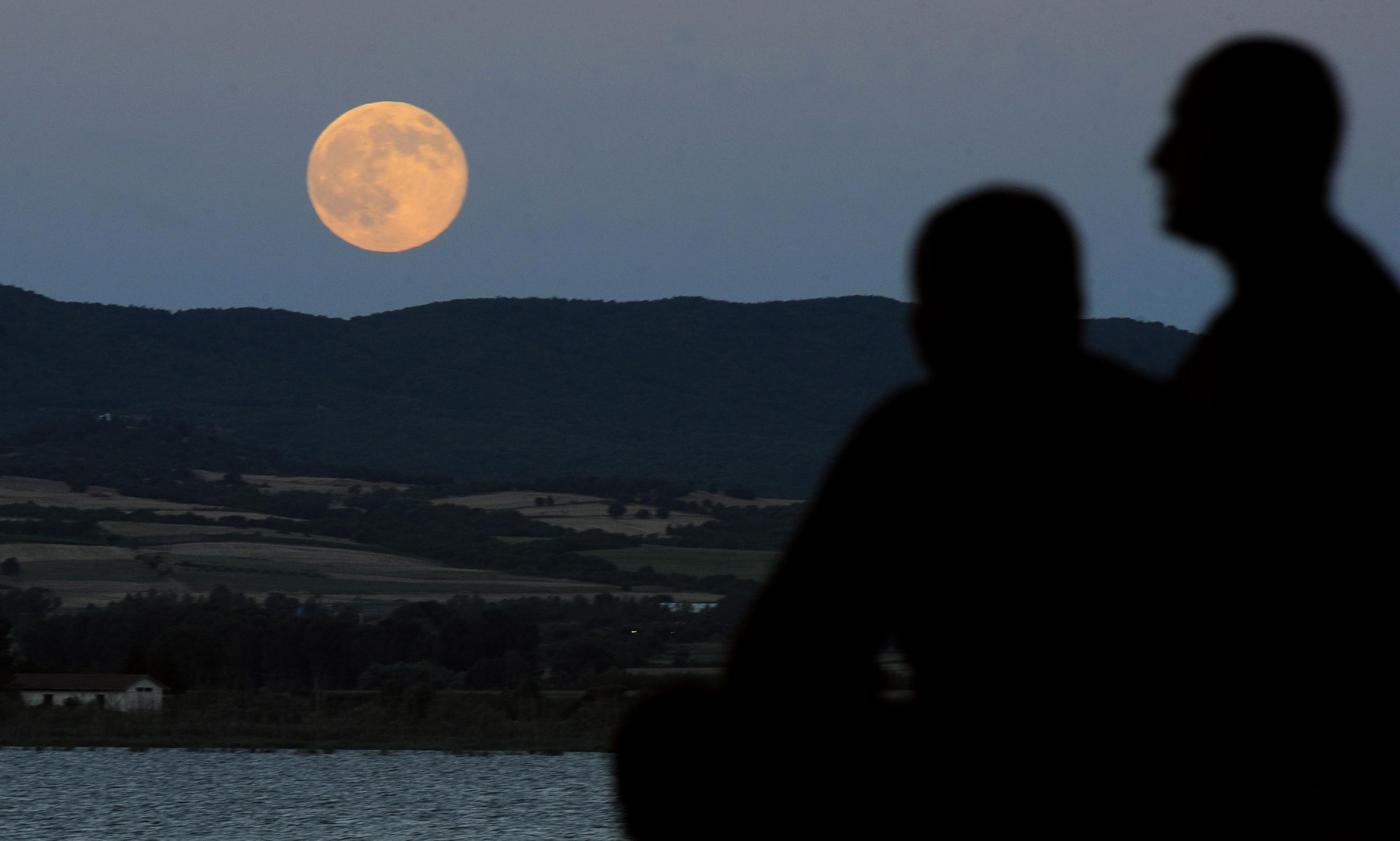 Stele căzătoare? În această noapte vom vedea doar o lună gigant, dacă vremea va permite