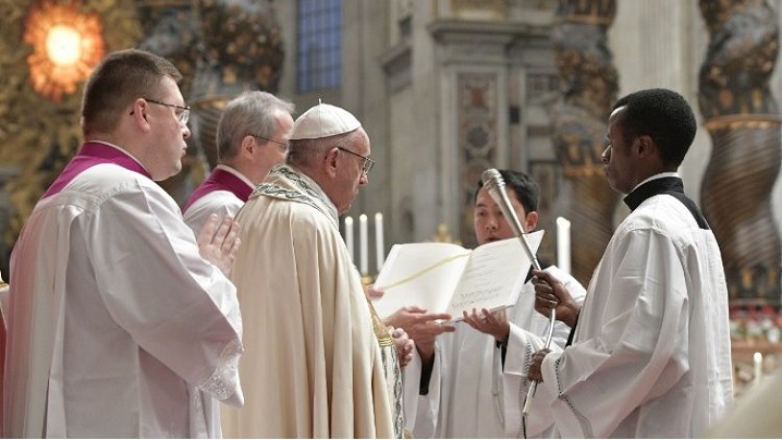 La Sfânta Liturghie nu bârfim despre cum se îmbracă ceilalți 