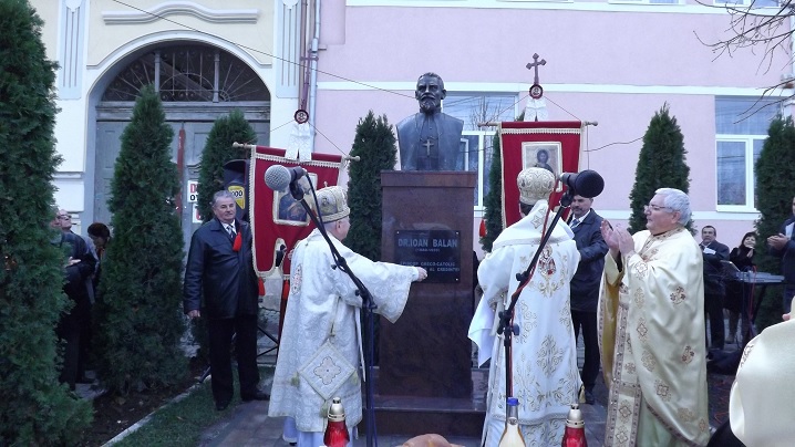 FOTO: Liturghie Arhierească și sfințire de bust la Teiuș