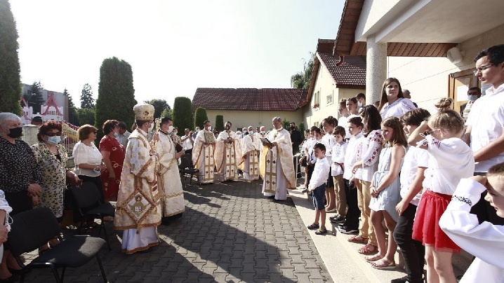 Episcopul Cristian Crișan, în mijlocul credincioșilor din Târgu Mureș, de Sărbătoarea „Sfinţilor Apostoli Petru şi Pavel"