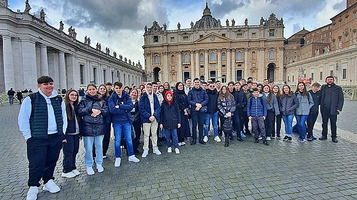 FOTO/VIDEO: Tinerii Parohiei Greco-Catolice Române din Paris în pelerinaj la Roma 