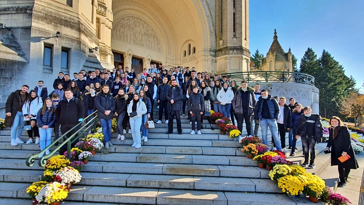 FOTO: 100 de tineri greco-catolici români în pelerinaj la Lisieux