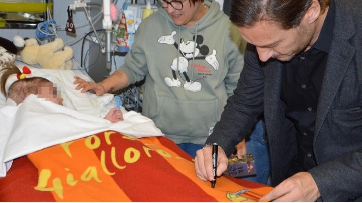 Francesco Totti (A.S. Roma), în vizită la pacienții spitalului de copii «Bambino Gesù»