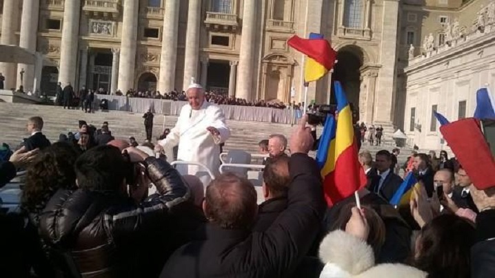 Tricolorul românesc în Piaţa Sfântul Petru