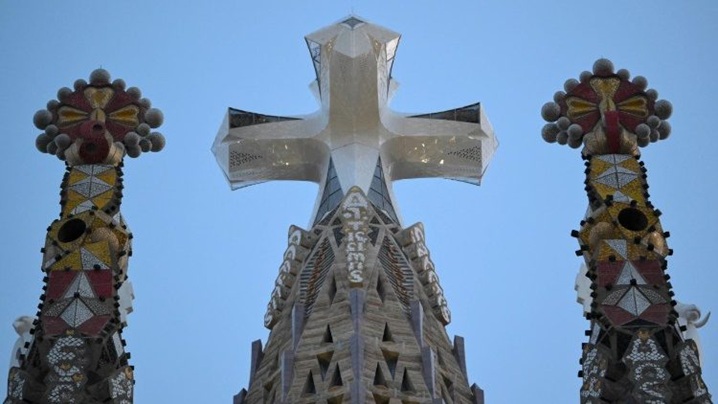 Leon XIV, la ”Sagrada Familia”. Privind la cel mai înalt turn, să nu uităm de cei de jos!