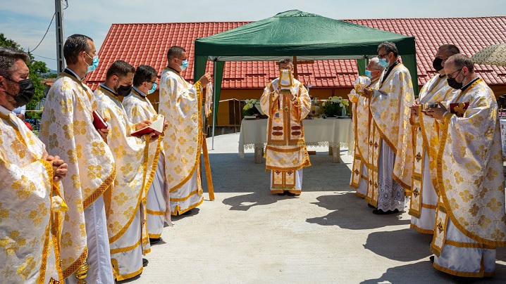 FOTO: Sfințirea locului și a pietrei de temelie pentru noua Biserică Greco-Catolică din Unirea (AB)