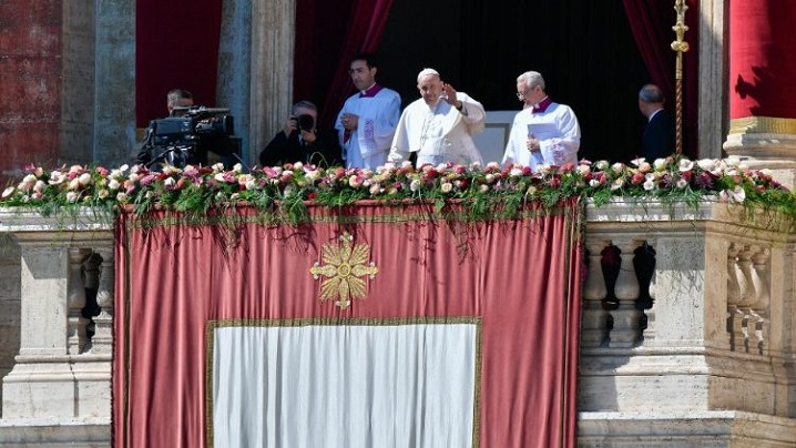 Papa Francisc, la ”Urbi et Orbi”: Cristos a înviat! Pace vouă, pace vouă, pace vouă!