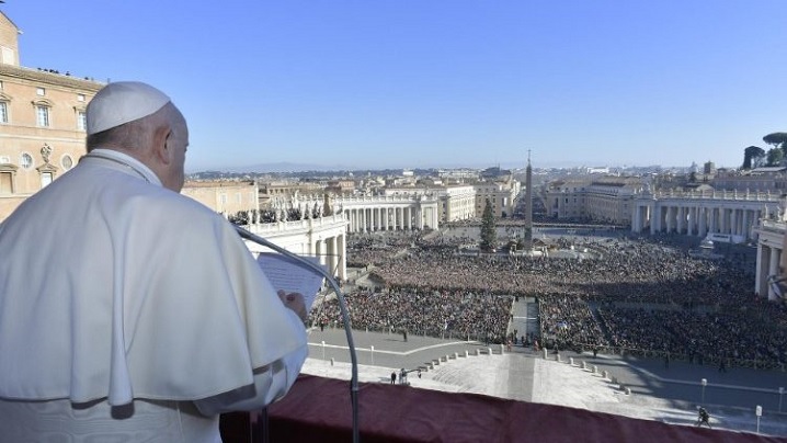 Pruncul Isus să fie lumină pentru omenirea rănită: Papa Francisc, în mesajul ”Urbi et Orbi”