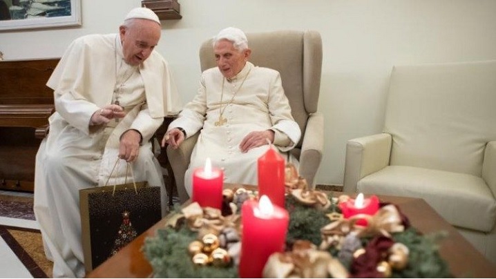 Papa Francisc i-a spus ”Crăciun fericit!” papei emerit Benedict