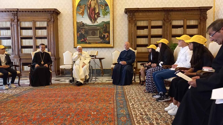 FOTO: Papa Francisc i-a primit în audiență pe copiii din cartierul Barbu Lăutaru (Blaj)