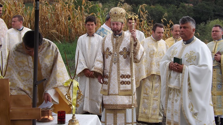 FOTO: sfințirea pietrei de temelie a bisericii din Visuia