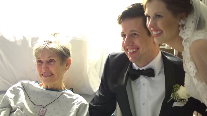 Cadou de nuntă: își vizitează bunica la spital