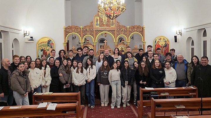 Lumină și bucurie la întâlnirea Preasfințitului Claudiu cu tinerii voluntari
